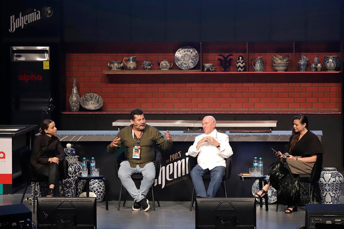 La chef de Les Cols Martina Puigvert Puigdevall (i), el chef de Casa Oaxaca Alex Ruizel (2-i) y el chef de Gaig Carles Gaig (2-d) hablan en un panel este jueves, durante el congreso y festival Latino Gastronomic, en Puebla (México).  EFE/ Hilda Ríos