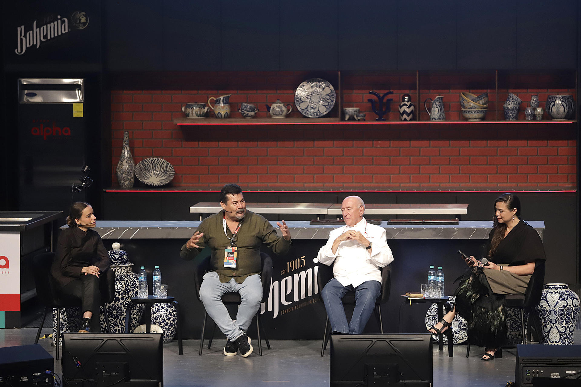La chef de Les Cols Martina Puigvert Puigdevall (i), el chef de Casa Oaxaca Alex Ruizel (2-i) y el chef de Gaig Carles Gaig (2-d) hablan en un panel este jueves, durante el congreso y festival Latino Gastronomic, en Puebla (México). EFE/ Hilda Ríos