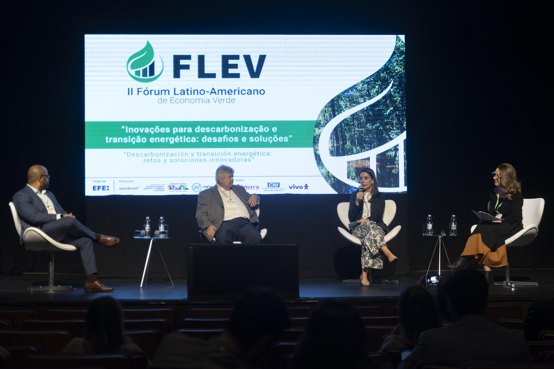 Fotografía de archivo del 2 de octubre de 2024 de la directora de Regularización y Comercialización de Norte Energia, Silvia Cabral (2-d), hablando junto al director Técnico Regulador de Abeeólica, Francisco Silva (i) y el presidente de ABREMA, Pedro Maranhao (c), durante el segundo día del II Foro Latinoamericano de Economía Verde en São Paulo (Brasil). EFE/ Isaac Fontana / ARCHIVO