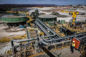 La industria minera de Brasil, con un importante peso en las exportaciones del país, se debate entre el impulso de iniciativas "verdes" en el sector y proyectos de ley que podrían acercarla más al colapso ambiental que a un papel activo en la transición energética. EFE/ André Coelho.