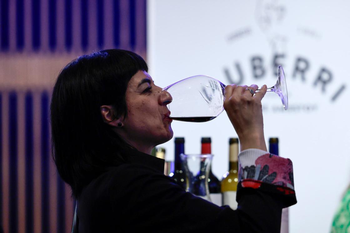 Una persona participa en una cata de vinos durante la Basque Wine este martes, en Ciudad de México (México). EFE/ José Méndez