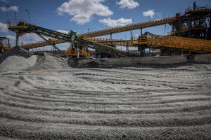 La industria minera de Brasil, con un importante peso en las exportaciones del país, se debate entre el impulso de iniciativas "verdes" en el sector y proyectos de ley que podrían acercarla más al colapso ambiental que a un papel activo en la transición energética. EFE/ André Coelho.