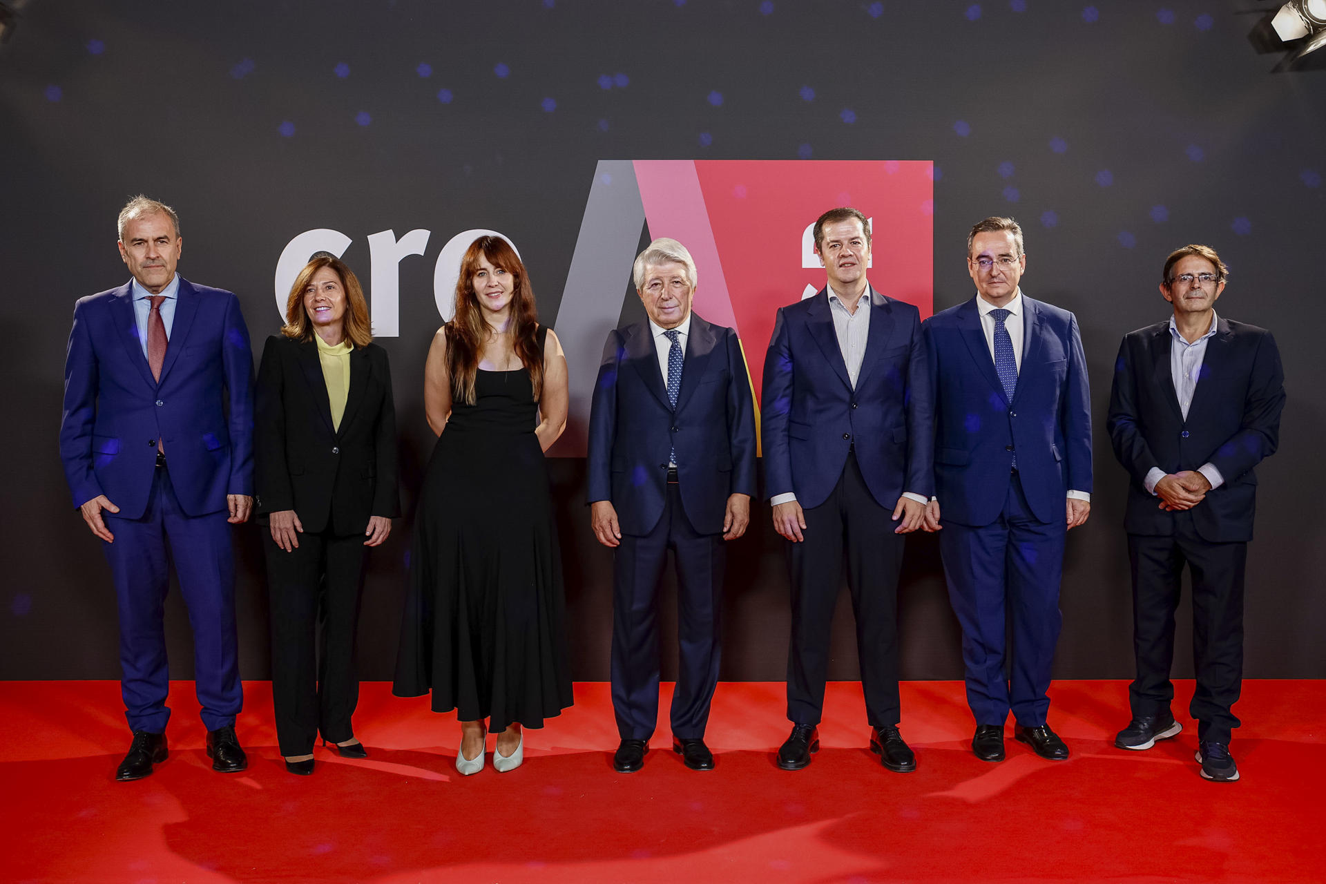 MADRID, 02/10/2025.- El presidente de la entidad de gestión de derechos de los productores audiovisuales (Egeda), Enrique Cerezo (c) acompañado por el director general del Instituto de la Cinematografía y de las Artes Audiovisuales, Ignasi Camós (d), del coordinador de Economía, Comercio y Consumo del Ayuntamiento de Madrid, Óscar Romera (2d) , del director general de EGEDA, Miguel Ángel Benzal (i) y de la subsecretaria del ministerio de Cultura, Carmen Páez (3i) entre otros asistentes, durante el acto del XX Aniversario de Crea SGR, este jueves en Madrid. EFE/ Daniel González