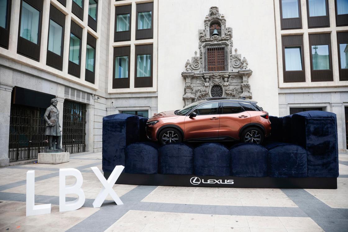 MADRID, 14/10/2025.- Vista de una instalación con un modelo Lexus LBX ubicada en la Plaza de las Descalzas durante la jornada "Living in my LBX" organizado por la marca de coches japonesa, en Madrid. EFE/David Fernández
