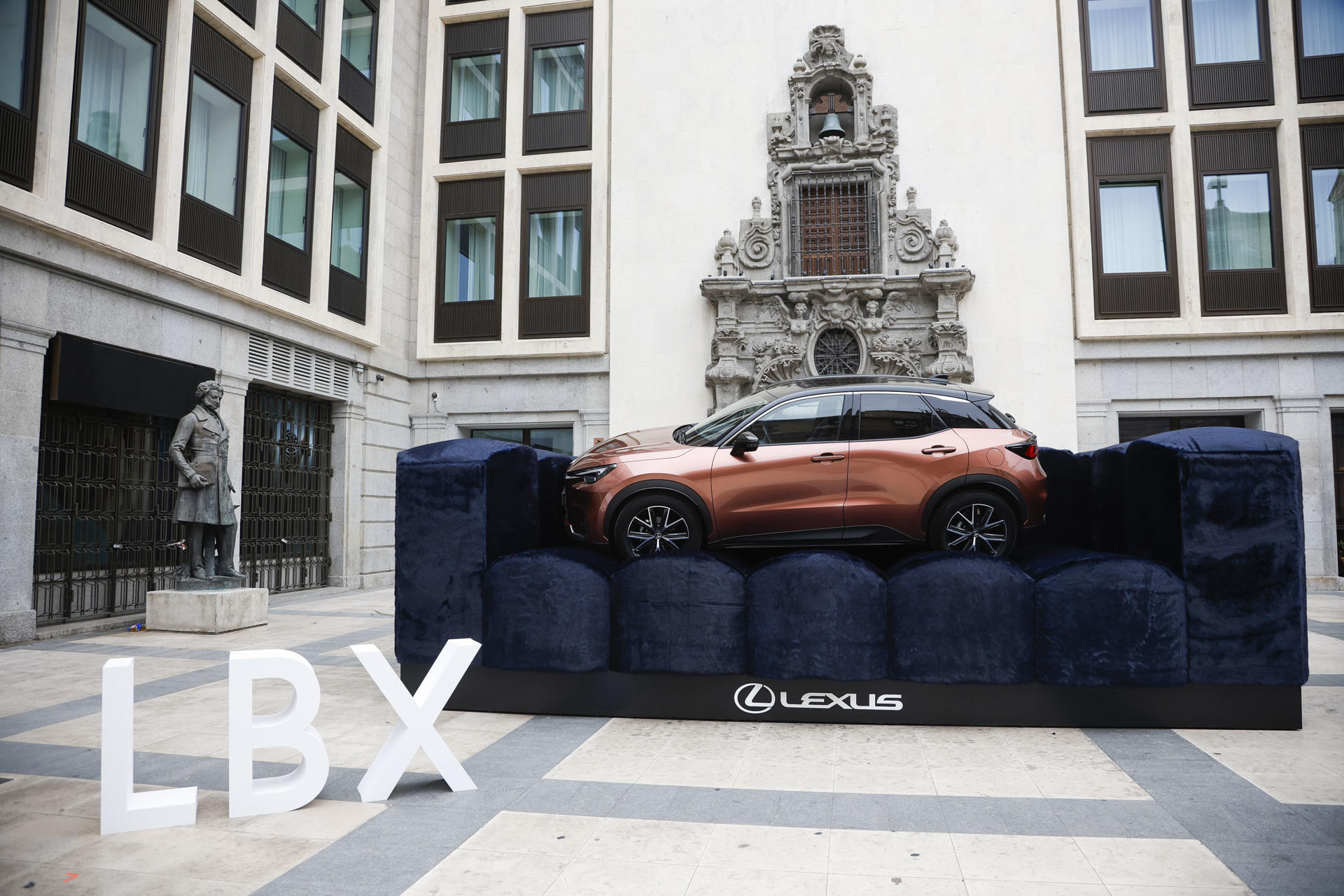 MADRID, 14/10/2025.- Vista de una instalación con un modelo Lexus LBX ubicada en la Plaza de las Descalzas durante la jornada "Living in my LBX" organizado por la marca de coches japonesa, en Madrid. EFE/David Fernández