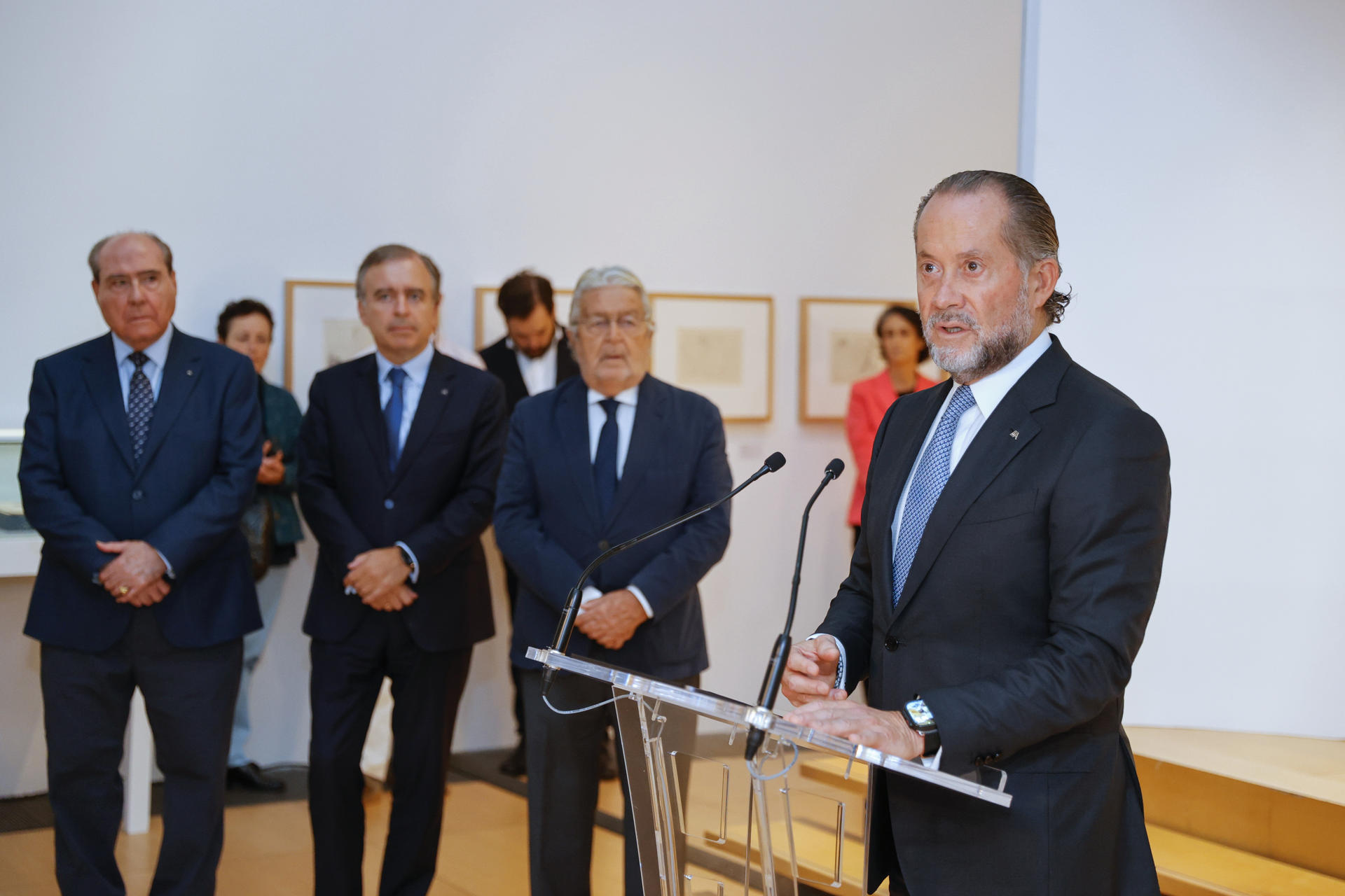 A CORUÑA, 14/10/25.- El presidente de Abanca, Juan Carlos Escotet, durante la inauguración de la exposición 'Compromiso con el arte' este martes, en A Coruña (Galicia). 'Compromiso con el arte' es la exposición que reúne 77 obras de Abanca y Fundación Bancaja en la sede de Afundación en A Coruña, con piezas de Picasso, Kandinsky o Soledad Sevilla. EFE/Cabalar
