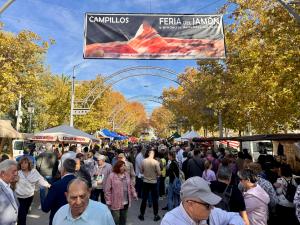 CAMPILLOS (MÁLAGA), 06/11/2025.- El jamón, emblema de la gastronomía, es, junto a otros productos derivados del cerdo, el centro de una feria en la localidad malagueña de Campillos, que se convierte en punto de encuentro con el que consideran el mejor producto del campo y que espera a más de 15.000 visitantes. Más de cincuenta empresas del sector agroalimentario de Andalucía se reunirán en este municipio, que pondrá en valor la relación tan estrecha que tiene con la agricultura y la ganadería, especialmente con la del cerdo.-EFE/ Feria del Jamón de Campillos ***SOLO USO EDITORIAL/SOLO DISPONIBLE PARA ILUSTRAR LA NOTICIA QUE ACOMPAÑA (CRÉDITO OBLIGATORIO)***