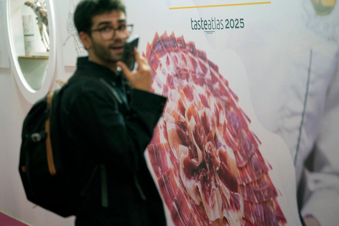 El recinto Montjuïc de Fira de Barcelona acoge desde el lunes hasta el miércoles, 5 de noviembre, la XXVI edición del salón de hostelería, gastronomía y "food service" Gastronomic Forum, que en esta ocasión pone el foco en la nueva cocina catalana y en el salto de la charcutería a la alta cocina. EFE/Alejandro García