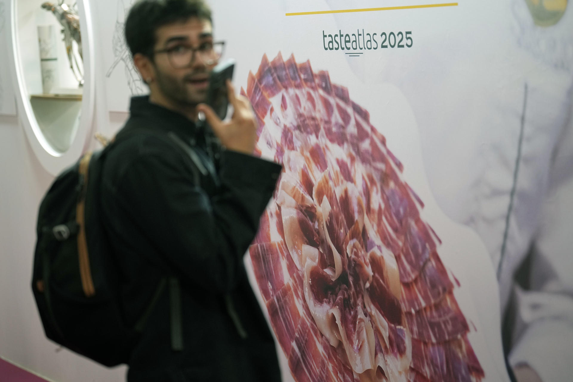 El recinto Montjuïc de Fira de Barcelona acoge desde el lunes hasta el miércoles, 5 de noviembre, la XXVI edición del salón de hostelería, gastronomía y "food service" Gastronomic Forum, que en esta ocasión pone el foco en la nueva cocina catalana y en el salto de la charcutería a la alta cocina. EFE/Alejandro García
