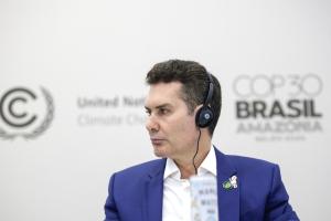 El ministro de las ciudades de Brasil, Jader Barbalho Filho, participa en un panel de la COP30 este jueves, en Belém (Brasil). Miembros de la sociedad civil y representantes políticos del Sur Global esperan liderar el debate sobre adaptación climática en la COP30, con un enfoque crucial en la seguridad hídrica. EFE/ Fraga Alves.