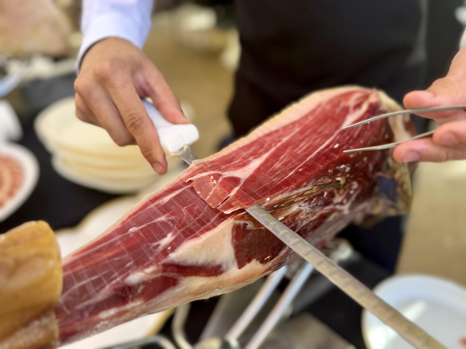 CAMPILLOS (MÁLAGA), 06/11/2025.- El jamón, emblema de la gastronomía, es, junto a otros productos derivados del cerdo, el centro de una feria en la localidad malagueña de Campillos, que se convierte en punto de encuentro con el que consideran el mejor producto del campo y que espera a más de 15.000 visitantes. Más de cincuenta empresas del sector agroalimentario de Andalucía se reunirán en este municipio, que pondrá en valor la relación tan estrecha que tiene con la agricultura y la ganadería, especialmente con la del cerdo.-EFE/ Feria del Jamón de Campillos ***SOLO USO EDITORIAL/SOLO DISPONIBLE PARA ILUSTRAR LA NOTICIA QUE ACOMPAÑA (CRÉDITO OBLIGATORIO)***