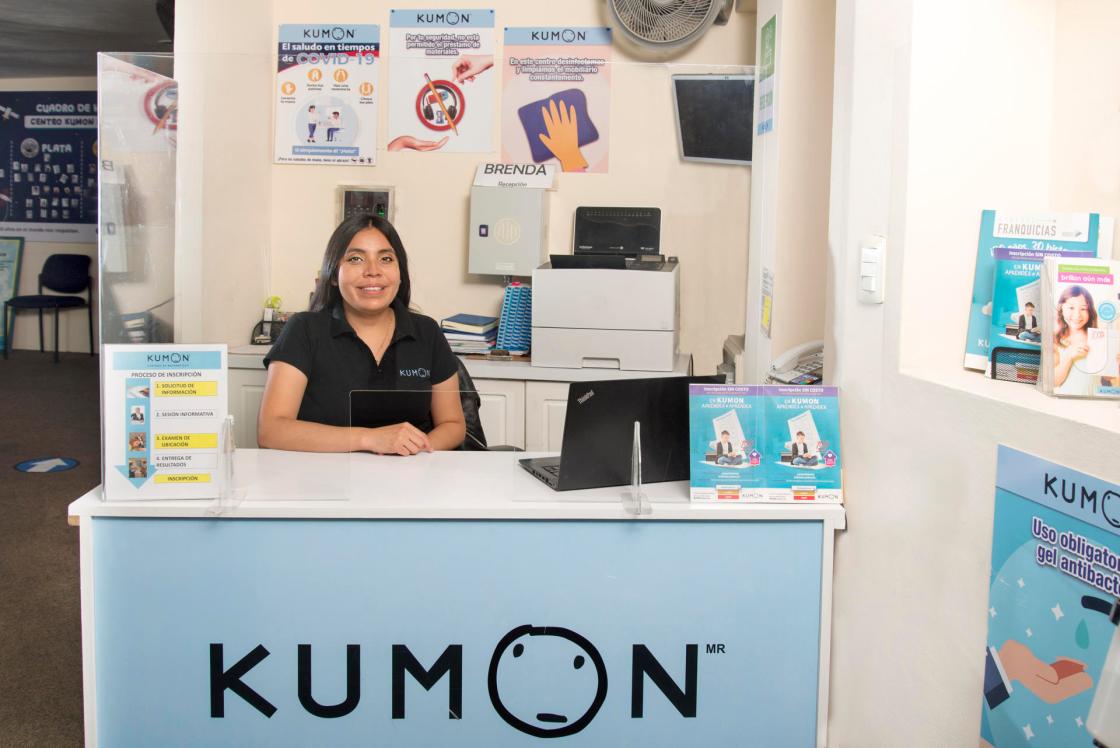 Fotografía cedida por XquendaFoto que muestra a una persona en las oficinas de Kumon México en Ciudad de México (México). EFE/ Lizeth Arauz/ XquendaFoto/ SOLO USO EDITORIAL/NO VENTAS/SOLO DISPONIBLE PARA ILUSTRAR LA NOTICIA QUE ACOMPAÑA (CRÉDITO OBLIGATORIO)ARCHIVO