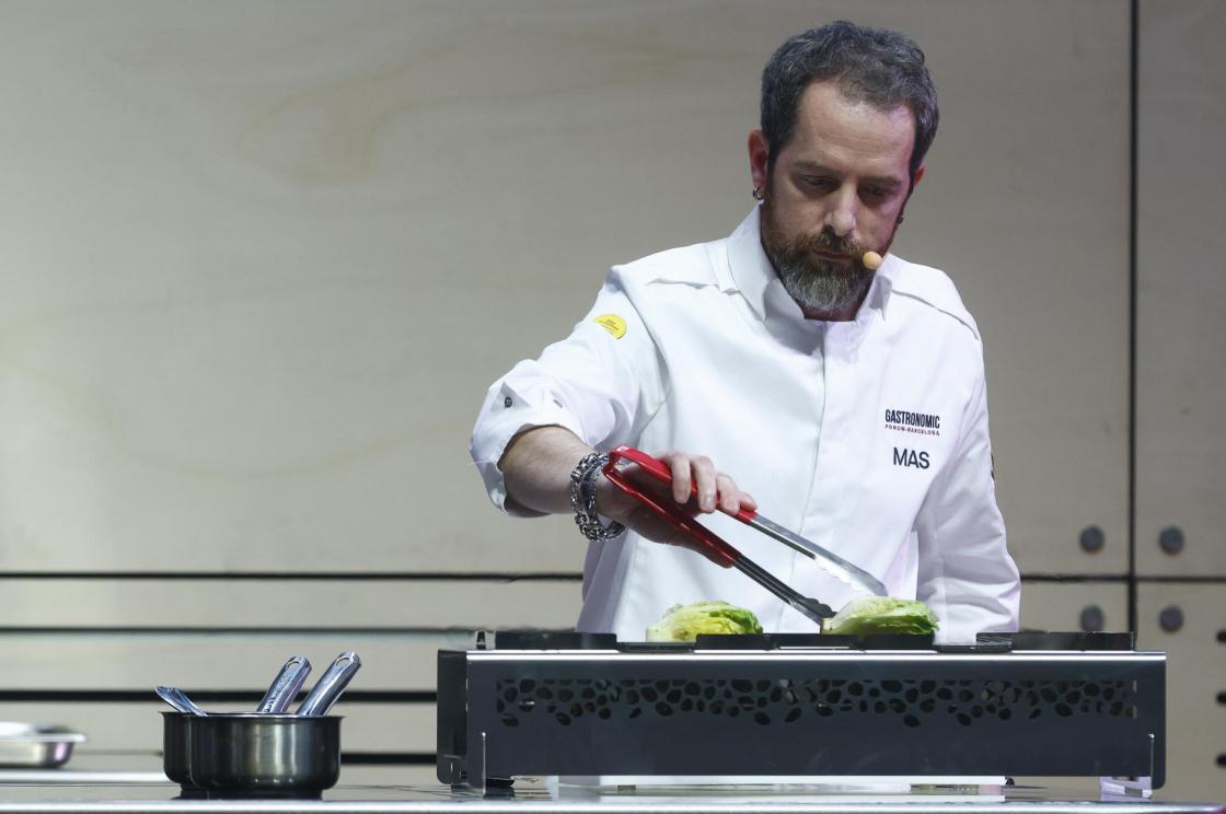 El chef Javier Martínez, de El Castell de Perelada, durante la ponencia que ha realizado en la XXVI edición del salón de hostelería, gastronomía y "food service" Gastronomic Forum, que ha comenzado este lunes en el recinto Montjuïc de Fira de Barcelona, y que en esta ocasión pone el foco en la nueva cocina catalana y en el salto de la charcutería a la alta cocina. EFE/Quique García