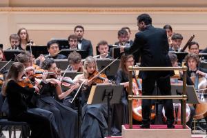 AME8910. NUEVA YORK (ESTADOS UNIDOS), 13/11/2025.- La Escuela Superior de Música Reina Sofía junto al director titular Andrés Orozco-Estrada (d) se presentan este jueves, en el Carnegie Hall en Nueva York (Estados Unidos). Más de setenta jóvenes músicos de la escuela, acompañados de quince miembros de la Filarmónica Joven de Colombia, interpretaron para el público el programa 'Viaje al Nuevo Mundo', que incluyó un total de tres piezas y un último bis con toque español. EFE/ Angel Colmenares
