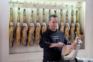El recinto Montjuïc de Fira de Barcelona acoge desde el lunes hasta el miércoles, 5 de noviembre, la XXVI edición del salón de hostelería, gastronomía y "food service" Gastronomic Forum, que en esta ocasión pone el foco en la nueva cocina catalana y en el salto de la charcutería a la alta cocina. EFE/Alejandro García