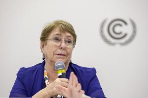 La expresidenta de Chile, Michelle Bachelet, participa en un panel de la COP30 este jueves, en Belém (Brasil). Miembros de la sociedad civil y representantes políticos del Sur Global esperan liderar el debate sobre adaptación climática en la COP30, con un enfoque crucial en la seguridad hídrica.EFE/ Fraga Alves.