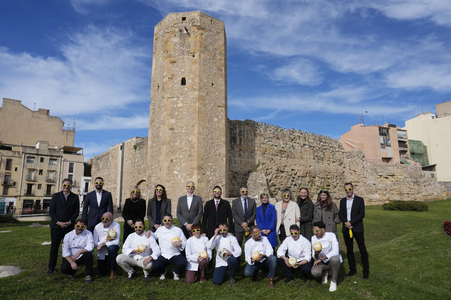 GRAFCAT4894. TARRAGONA, 24/11/2025.- Foto de familia durante la presentación de la gala de la Guia Repsol 2026 que se celebrará el 16 de febrero en Tarragona. EFE/ Enric Fontcuberta