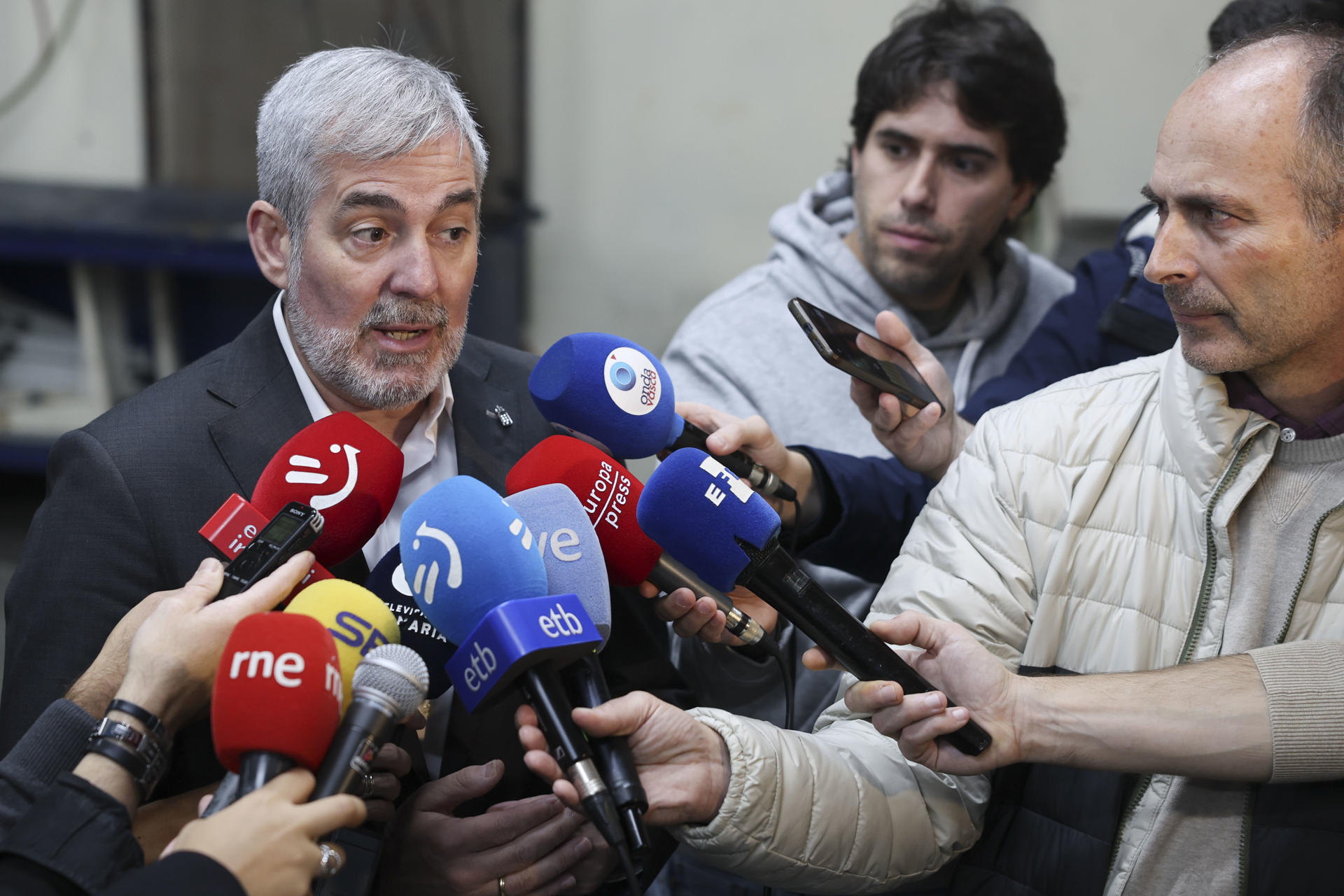 BILBAO, 07/11/2025.- El presidente del Gobierno de Canarias, Fernando Clavijo, realiza declaraciones este viernes tras visitar el Centro de Formación Peñascal de Bilbao, que trabaja con jóvenes migrantes. EFE/ Luis Tejido