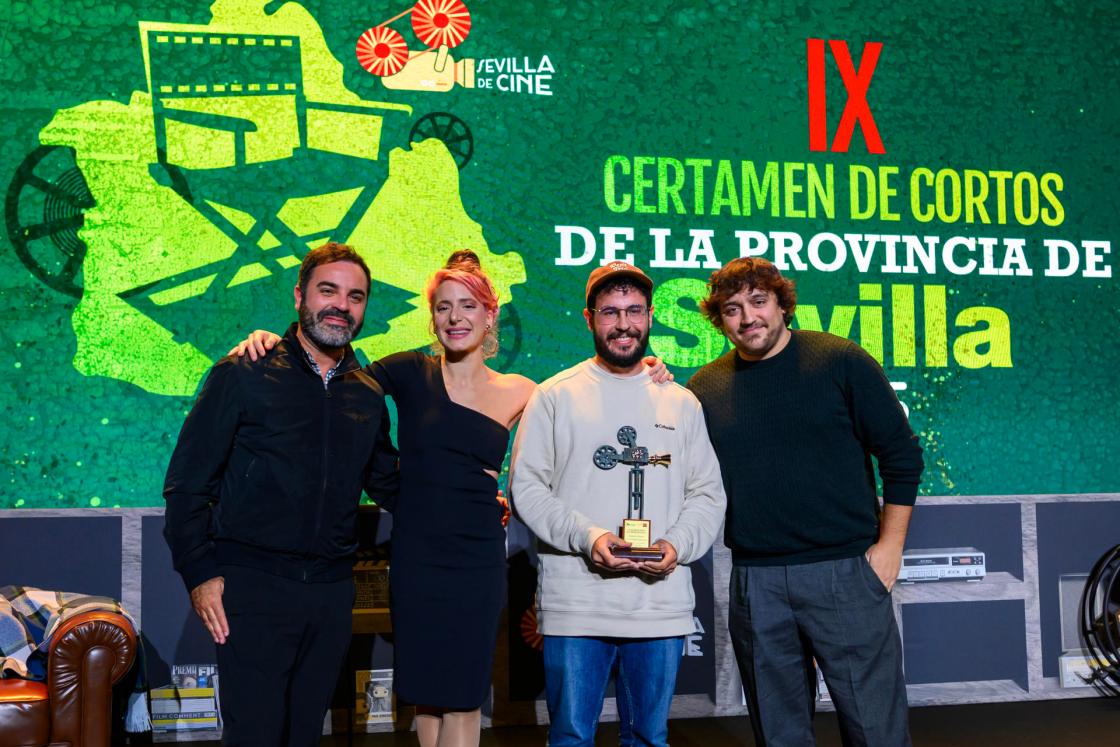 SEVILLA, 19/12/2025.- Miembros del cortometraje ´Las desqueridas´ reciben el primer premio en la Gala de entrega de los premios del IX Certamen de Cortos de la Provincia de Sevilla, organizada por la Diputación Provincial de Sevilla a través de Prodetur. EFE/ Raúl Caro.