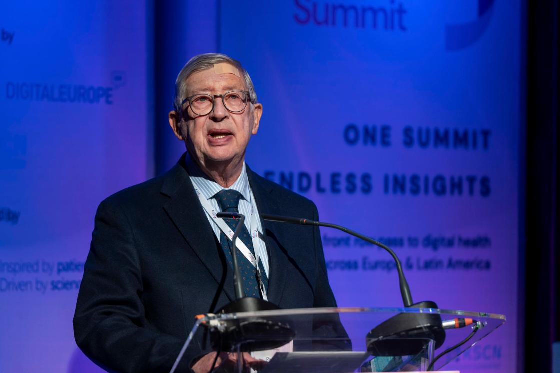 MADRID, 01/12/2025.- Rafael Puyol, presidente de la Universidad Internacional de La Rioja (UNIR), interviene en el 'European Digital Health Summit' que se celebra en Madrid. EFE/ Fernando Villar
