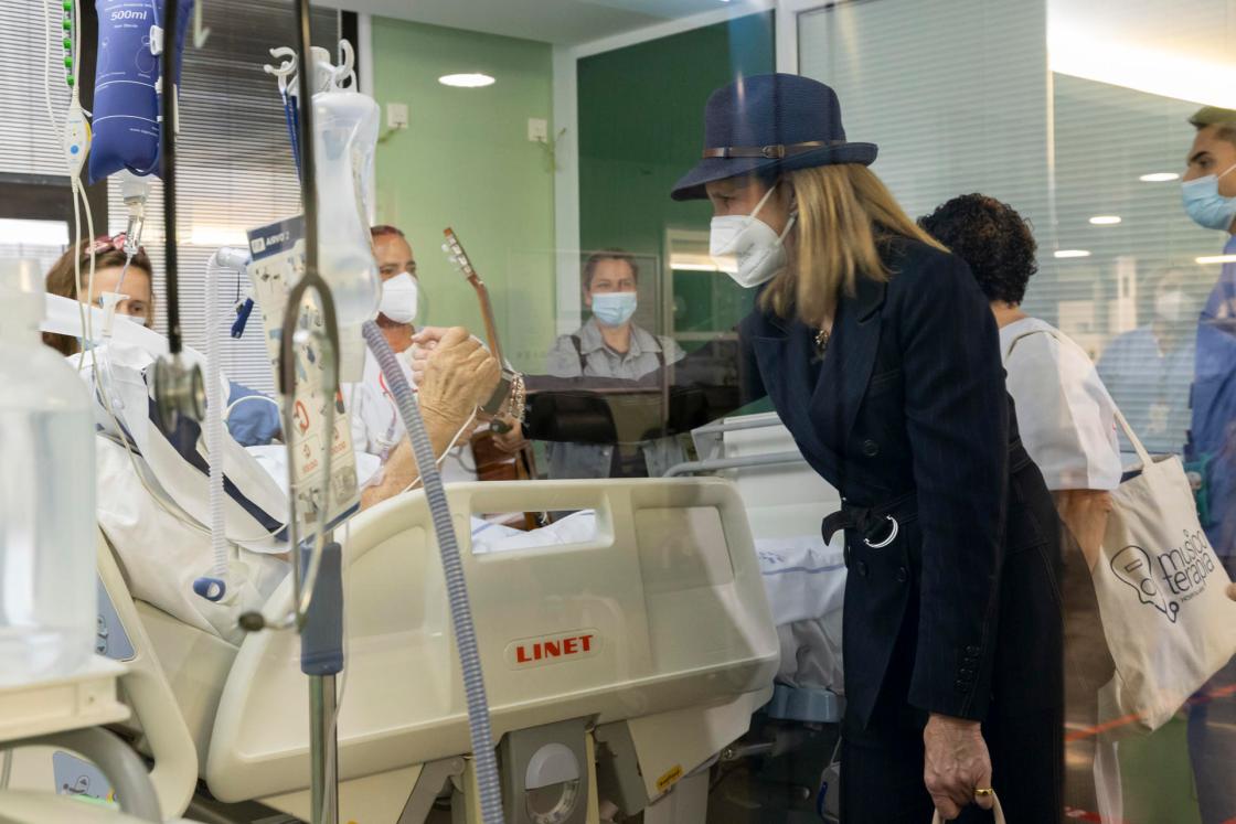 LAS PALMAS DE GRAN CANARIA (ESPAÑA), 11/12/2025.- La infanta Elena de Borbón, directora de Proyectos Sociales de la Fundación Mapfre, ha conocido de primera mano el potencial del programa de musicoterapia que impulsa desde hace una década la entidad en el Complejo Hospitalario Universitario Insular-Materno Infantil de Gran Canaria, el primer centro sanitario que lo implantó en Canarias, de la mano de la Fundación Mapfre Canarias. EFE/Quique Curbelo