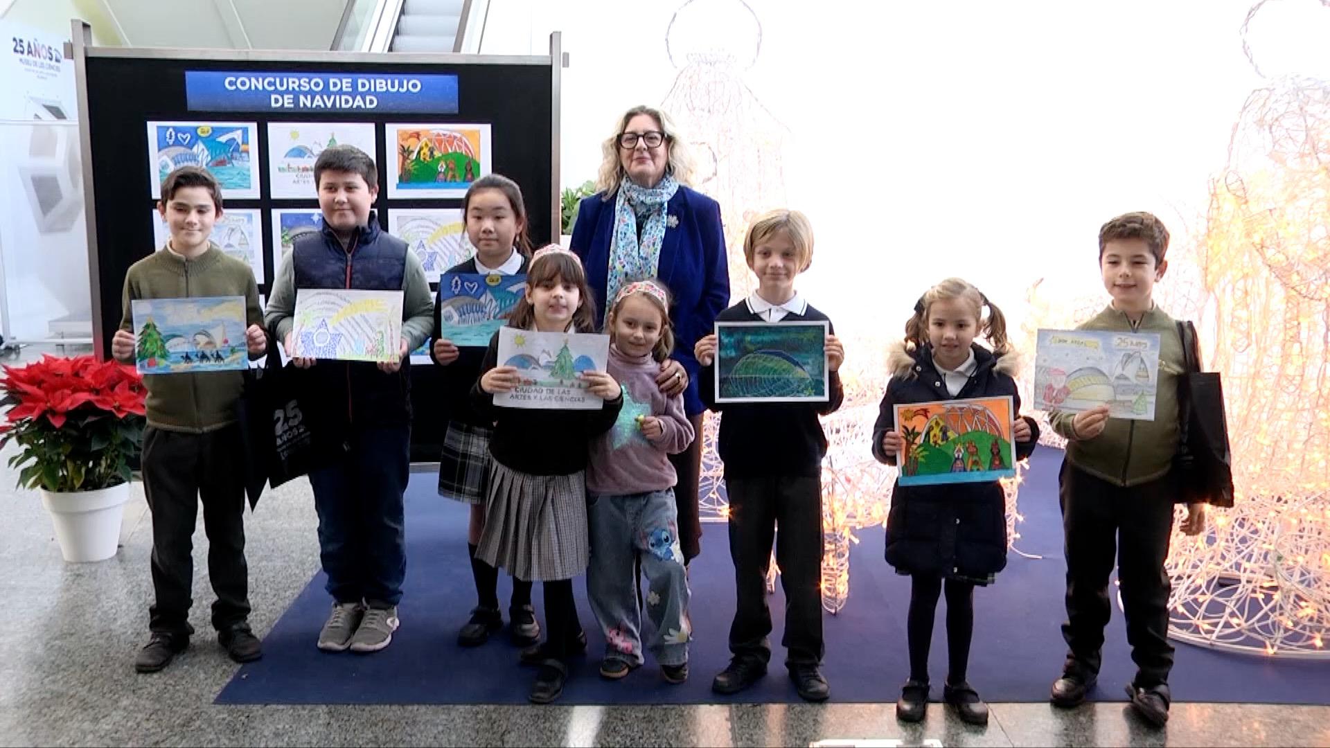 La Ciutat de les Arts i les Ciències de Valencia ha elegido su felicitación navideña entre los 1.500 dibujos del concurso ‘Navidad en la Ciutat de les Arts i les Ciències’, que este año ha ganado una acuarela de Nuofei L., estudiante de 5.º de Primaria del CEU San Pablo.