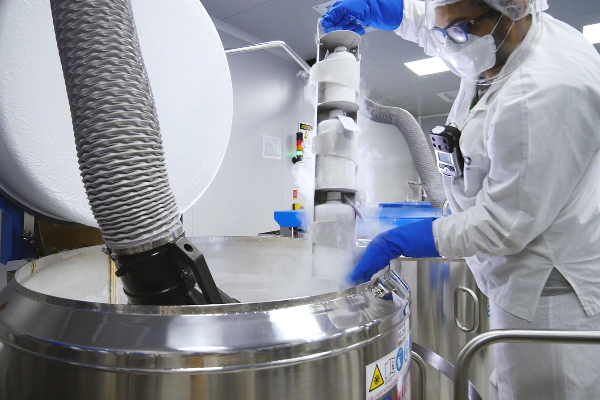 Fotografía cedida por Biogénesis Bagó que muestra a un funcionario del banco de antígenos de Biogénesis Bagó, en Buenos Aires (Argentina). EFE/ Biogénesis Bagó /SOLO USO EDITORIAL/ NO VENTAS/ SOLO DISPONIBLE PARA ILUSTRAR LA NOTICIA QUE ACOMPAÑA (CRÉDITO OBLIGATORIO)