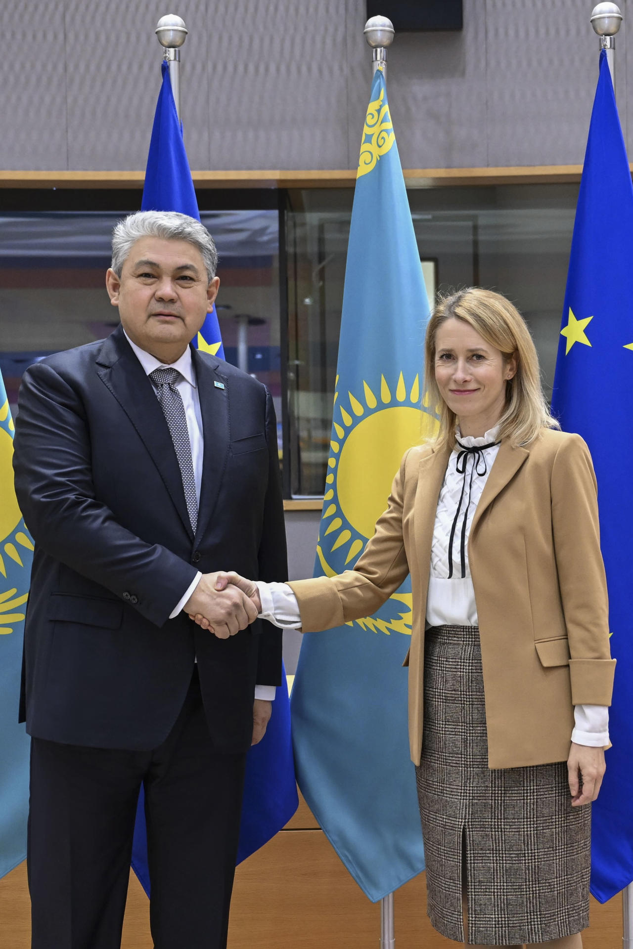 ASTANÁ (KAZAJISTÁN), 01/12/2025.- El ministro de Exteriores de Kazajistán, Yermek Kosherbáev, durante su reunión de este lunes en Astaná (Kazajistán) con la alta representante de la UE para Asuntos Exteriores y Seguridad, Kaja Kallas. EFE/ Ministerio De Exteriores De Kazajistán SÓLO USO EDITORIAL / SÓLO DISPONIBLE PARA ILUSTRAR LA NOTICIA QUE ACOMPAÑA (CRÉDITO OBLIGATORIO)