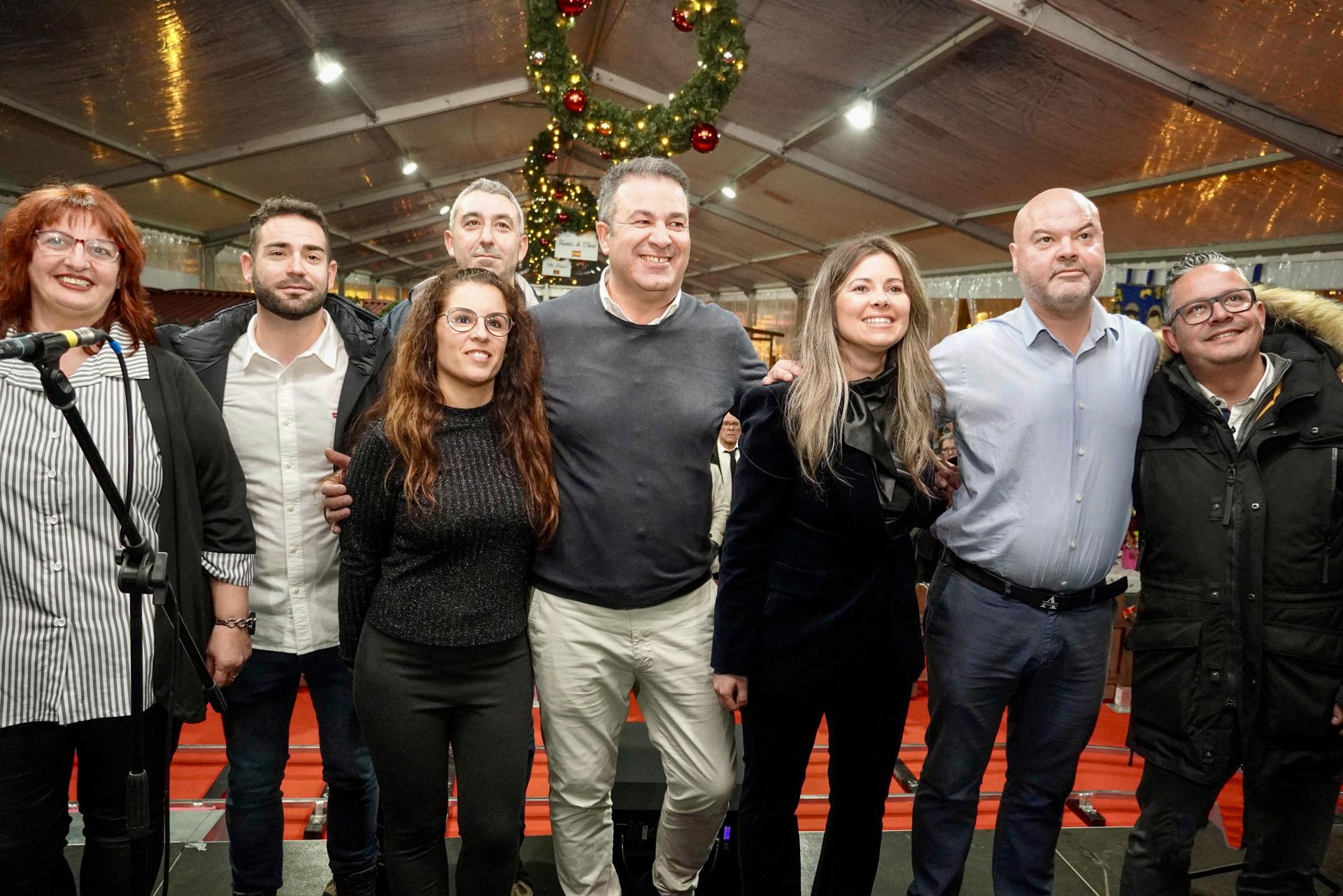 Los equipos de Gobierno de Fuentes de Oñoro (Salamanca, España) y Almeida (Portugal) en la inauguración de la Navidad Hispanolusa que celebra esta frontera. EFE/Carlos García