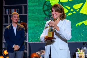 SEVILLA, 19/12/2025.- La directora de producción andaluza Manuela Ocón (d) recibe la Mención Especial Sevilla de Cine en la Gala de entrega de los premios del IX Certamen de Cortos de la Provincia de Sevilla, organizada por la Diputación Provincial de Sevilla a través de Prodetur. EFE/ Raúl Caro.
