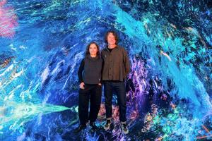 GRAFCVA1304. OROPESA (CASTELLÓN), 17/12/2025.- El espacio Vortex en Bellver Blue Tech Zone abre sus puertas en Oropesa con una exhibición única de arte digital inmersivo con la tecnología más puntera y la pretensión de convertirse en una enclave de referencia internacional, para lo que acoge la experiencia The Rhythm of the Ocean-vortex una propuesta concebida por el estudio visual Desilence. En la imagen los miembros del estudio Desilence, Tatiana Halbach y Sören Christensen. EFE/Andreu Esteban