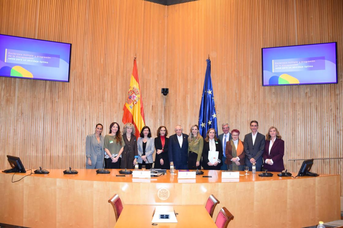 Foto de familia de la jornada organizada en el Congreso de los Diputados con motivo del Día Nacional de la Esclerosis Múltiple, que tendrá lugar el 18 de diciembre.