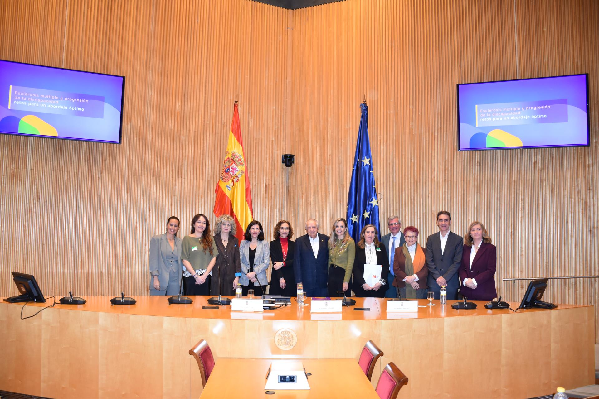 Foto de familia de la jornada organizada en el Congreso de los Diputados con motivo del Día Nacional de la Esclerosis Múltiple, que tendrá lugar el 18 de diciembre.