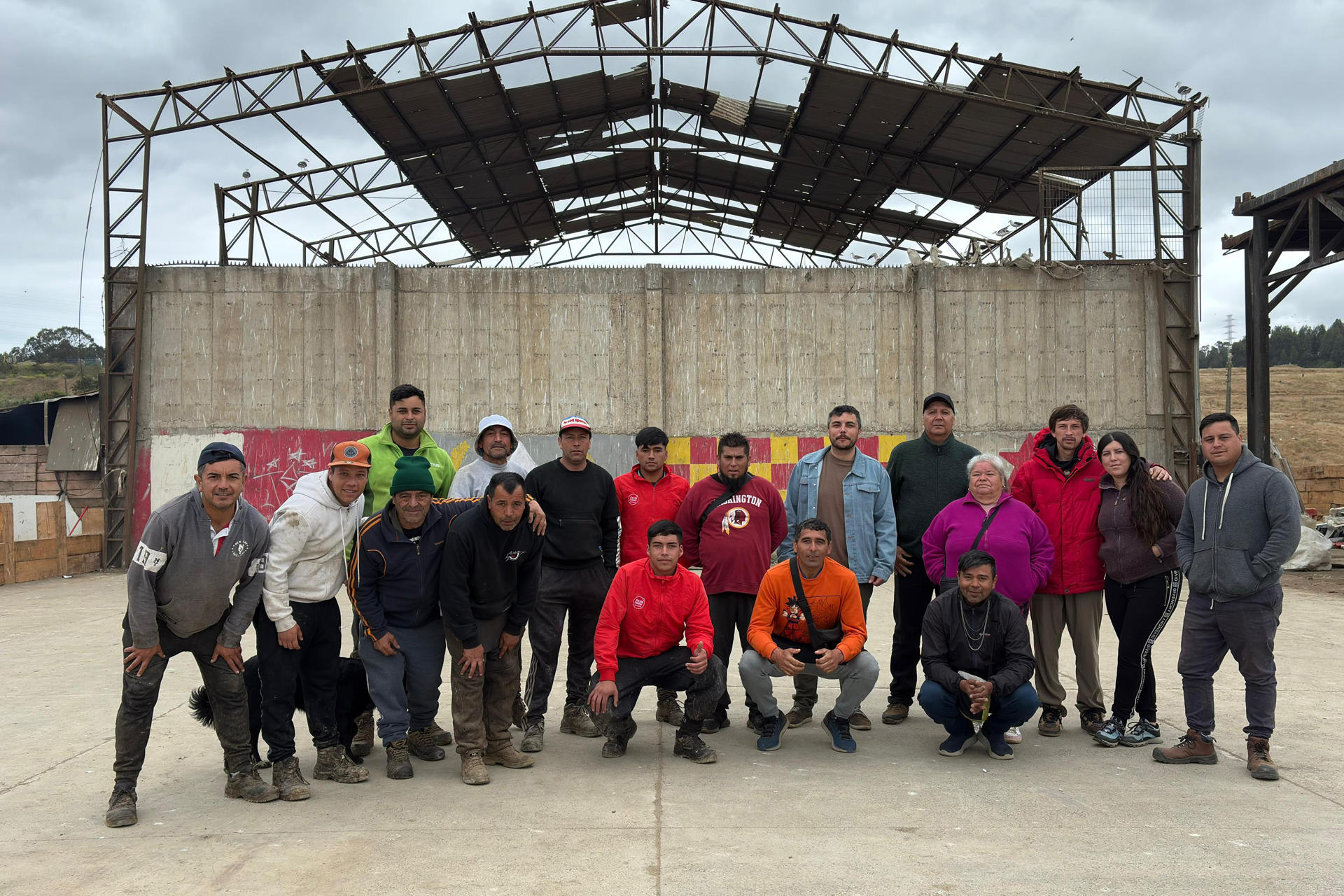 Fotografía cedida por Javier Saldivia que muestra la reunión de recicladores de la Cooperativa El Molle, en Valparaíso (Chile). EFE/ Javier Saldivia /SOLO USO EDITORIAL/ NO VENTAS/ SOLO DISPONIBLE PARA ILUSTRAR LA NOTICIA QUE ACOMPAÑA (CRÉDITO OBLIGATORIO)
