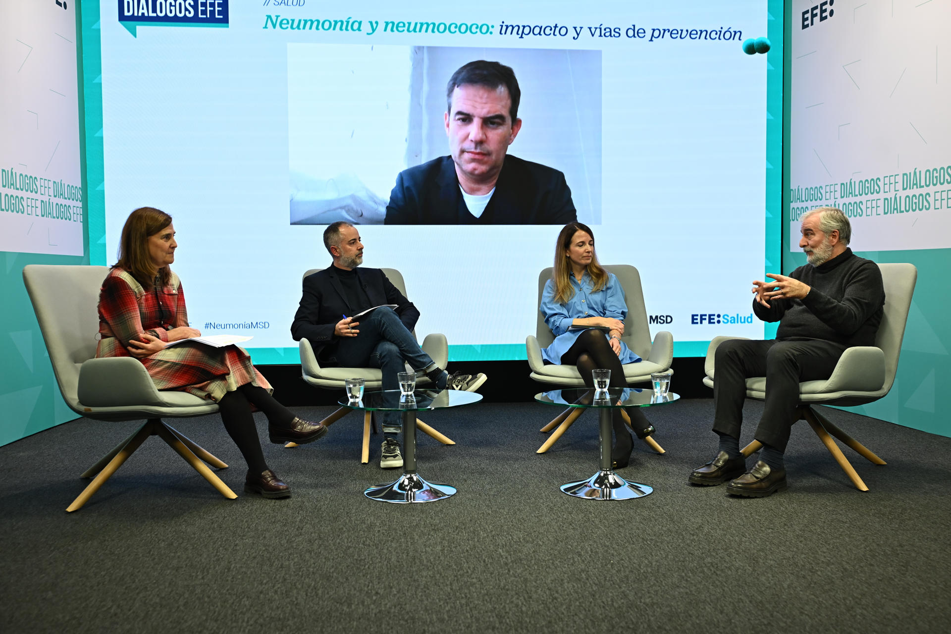 Solo poco más del 40 % de las personas mayores de 65 años se ha inmunizado frente al neumococo, a pesar de que es una vacuna que contribuye a reducir las hospitalizaciones, las muertes y los costes para el Sistema Nacional de Salud (SNS), por eso los expertos inciden en la importancia de este arma preventiva. Lo han puesto de manifiesto en la jornada 'Neumonía y neumococo: impacto y vías de prevención', organizada por EFE en colaboración con la compañía MSD, en la que han intervenido la jefa de servicio de Medicina Preventiva del Hospital 12 de Octubre de Madrid, Pilar Arrazola (i); el catedrático en Medicina Preventiva y Salud Pública de la Universidad Rey Juan Carlos de Madrid Ángel Gil (d); el responsable del Departamento de Economía Pública y Salud de la Universidad de Cantabria, David Cantarero (en pantalla); y la directora del departamento médico de Vacunas e Inmunología de MSD, Noelia López Malpartida (2d).EFE/ Fernando Villar