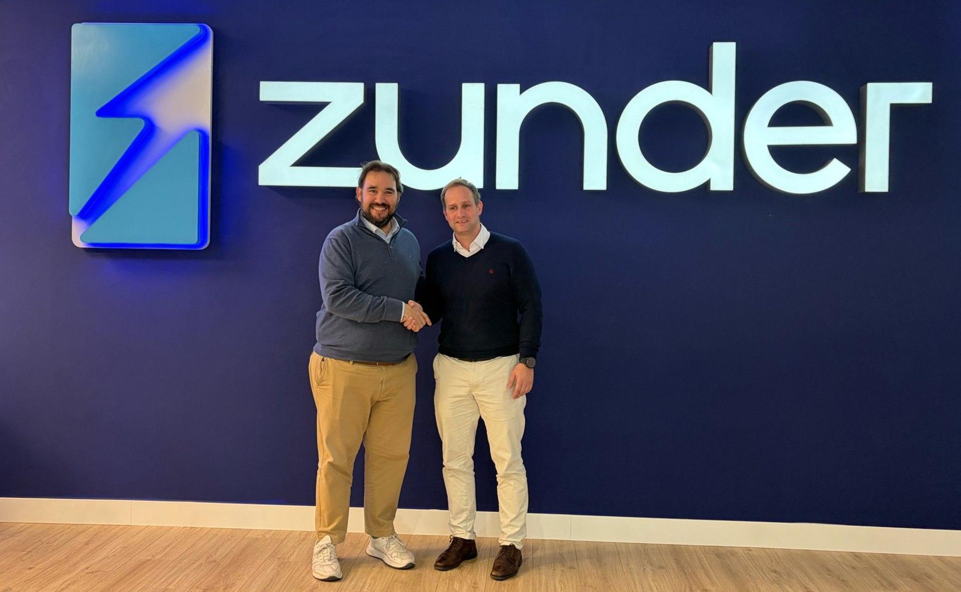 Pie de foto: Daniel Pérez, CEO de Zunder con Ángel García, director de AUVE Autor: Zunder