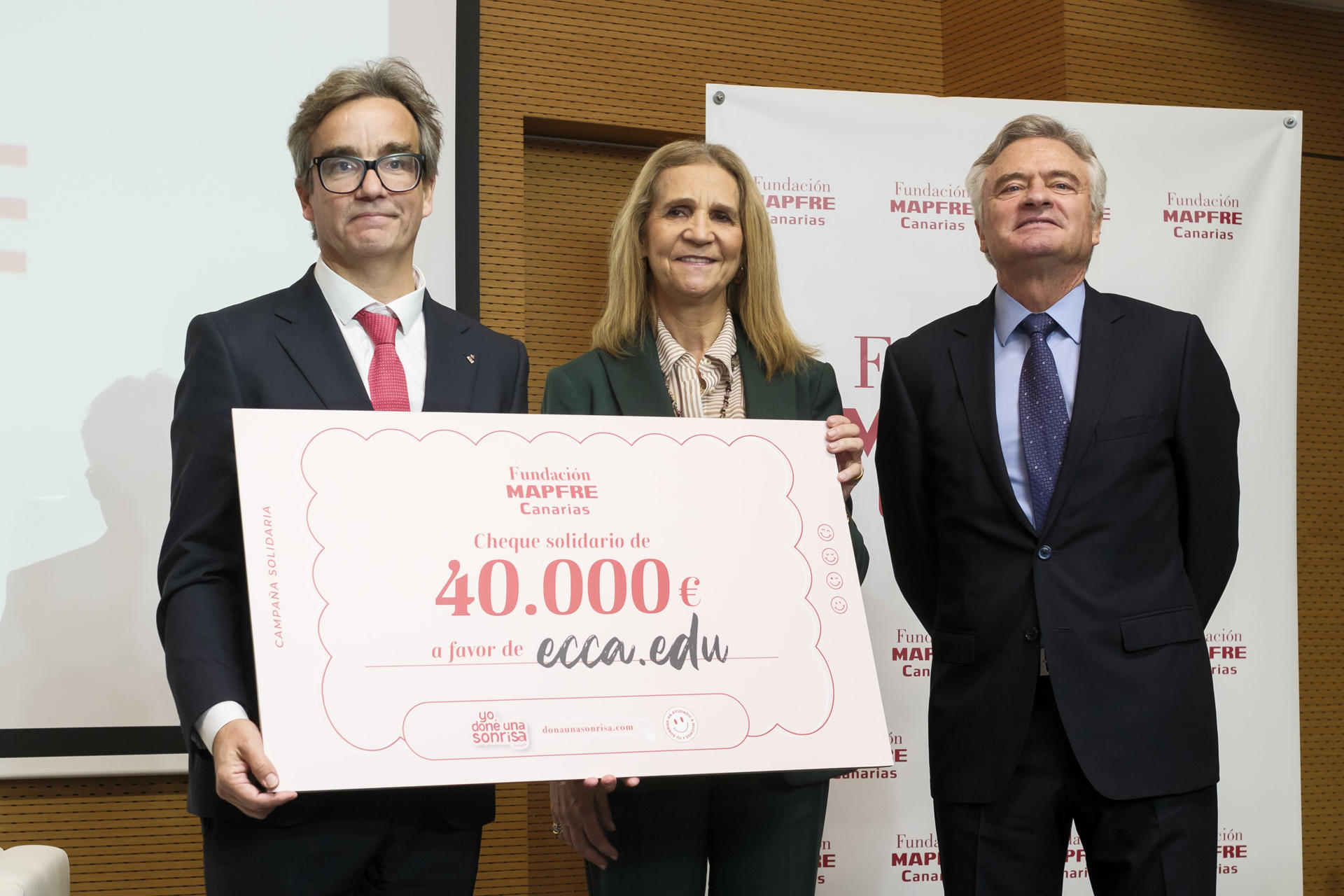 LAS PALMAS DE GRAN CANARIA (ESPAÑA), 11/12/2025.- La Fundación Mapfre Canarias ha celebrado este jueves sus 40 años de trabajo en las islas, en las que ha invertido en este tiempo 100 millones de euros en programas culturales, sociales y de formación. En el acto, la infanta Elena (c) y el presidente de la entidad, Ignacio Baeza (d) han entregado al director del programa educativo Ecca.edu, el sacerdote jesuita José María Segura (d), un donativo de 40.000 euros recaudado a través de la iniciativa 'Dona una sonrisa'. EFE/Ángel Medina G.
