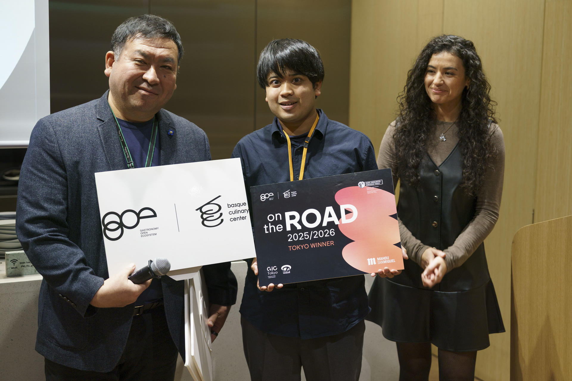 TOKIO (JAPÓN), 09/12/2025.- Masaru Chowdhury (c), del equipo de ventas de la 'startup' japonesa AlgaleX, recibe el premio Culinary Action! On the Road este martes en Tokio (Japón). El Basque Culinary Center (BCC) galardonó este martes a la 'startup' japonesa AlgaleX, que utiliza residuos alimentarios para cultivar un tipo de alga rica en proteínas y Omega 3, durante un evento en Tokio para empresas emergentes del sector agroalimentario. EFE/ Yann Moreau