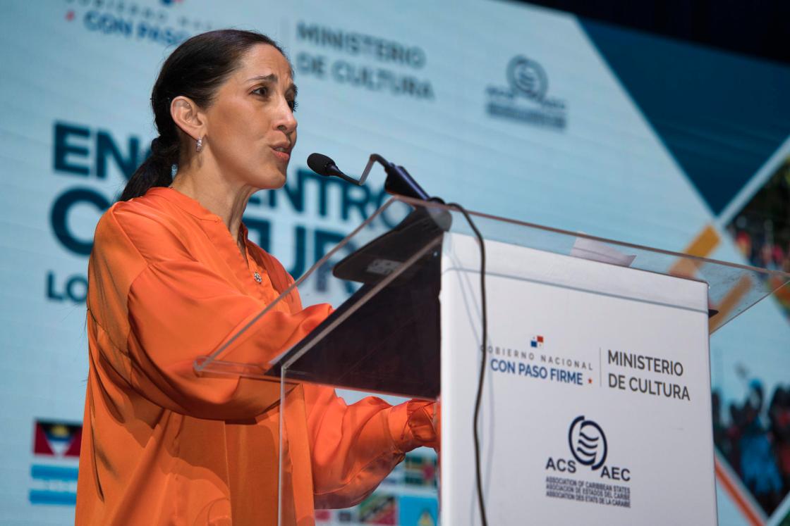 La ministra de Cultura de Panamá, María Eugenia Herrera, habla durante un evento cultural este viernes, en Colón (Panamá). EFE/ Aris Mariota