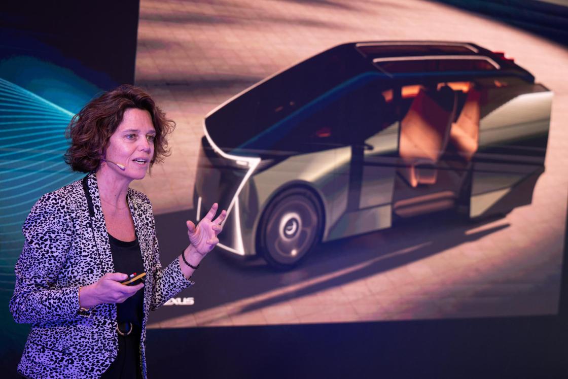 MADRID, 22/01/2026.- La presidenta de Lexus España, Mar Pieltain, interviene en un acto que la compañía automovilística celebra este jueves en Madrid. Tras un 2025 histórico, la marca automovilística Lexus España quiere consolidar su crecimiento y, para ello, se ha fijado como objetivo llegar al menos a los 10.000 vehículos vendidos este año, según ha explicado este jueves su directora, Mar Pieltain. EFE/ Fernando Villar
