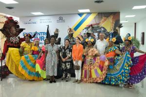 La ministra de Cultura de Panamá, María Eugenia Herrera (5-d), posa durante un evento cultural este viernes, en Colón (Panamá). EFE/ Aris Mariota