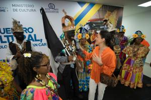 La ministra de Cultura de Panamá, María Eugenia Herrera (2-d), saluda a personas en un evento cultural este viernes, en Colón (Panamá). EFE/ Aris Mariota