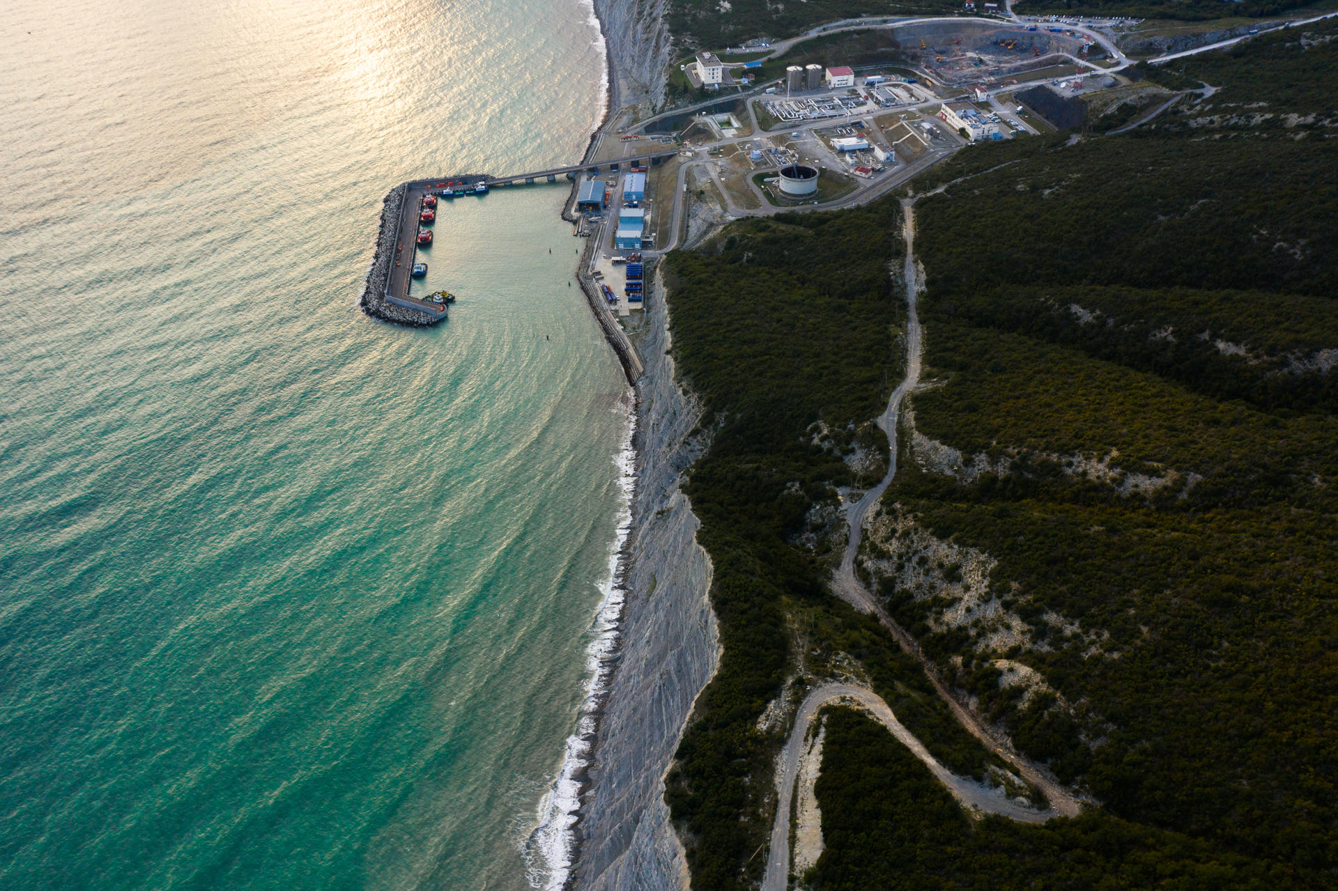 Foto facilitada por el Consorcio del Oleoducto del Caspio (KTK) de su terminal en el puerto ruso de Novorossiysk, en el mar Negro. Kazajistán denuncia el ataque de drones ucranianos EFE/Consorcio del Oleoducto del Caspio (KTK)/IMAGEN CEDIDA/SOLO PARA USO EDITORIAL/NO VENTAS/ SOLO DISPONIBLE PARA ILUSTRAR LA NOTICIA QUE ACOMPAÑA (CRÉDITO OBLIGATORIO)