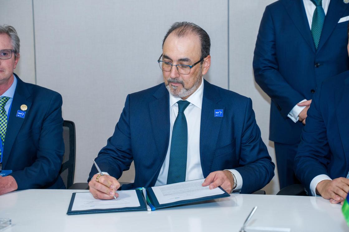 Fotografía cedida por la Asociación de Exportadores de Banano del Ecuador (AEBE) del presidente de CAF, Sergio Díaz-Granados, firmando un documento este miércoles, en Ciudad de Panamá (Panamá). EFE/ Asociación de Exportadores de Banano del Ecuador (AEBE) /SOLO USO EDITORIAL/NO VENTAS/ SOLO DISPONIBLE PARA ILUSTRAR LA NOTICIA QUE ACOMPAÑA (CRÉDITO OBLIGATORIO).