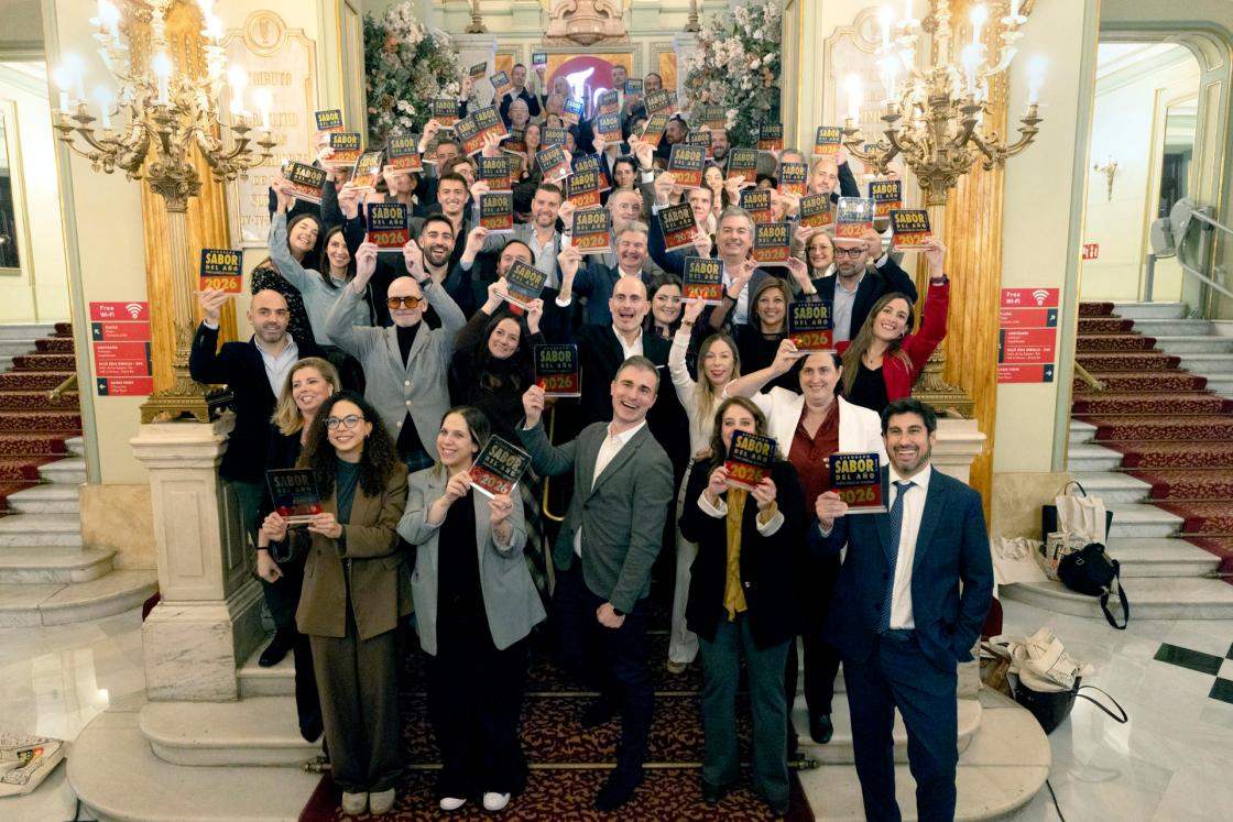 GRAFCAT6998. BARCELONA, 21/01/2026.- Foto de familia de los premios Sabor del Año 2026 han distinguido este miércoles en una gala en Barcelona 89 productos alimentarios de venta al por menor y restauración que destacan, en opinión de los consumidores, por sus cualidades diferenciales. EFE/Marta Pérez