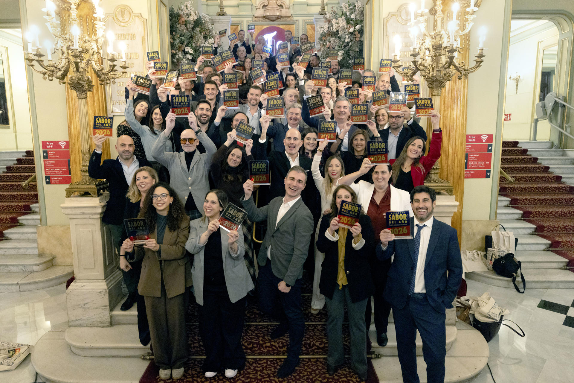 GRAFCAT6998. BARCELONA, 21/01/2026.- Foto de familia de los premios Sabor del Año 2026 han distinguido este miércoles en una gala en Barcelona 89 productos alimentarios de venta al por menor y restauración que destacan, en opinión de los consumidores, por sus cualidades diferenciales. EFE/Marta Pérez