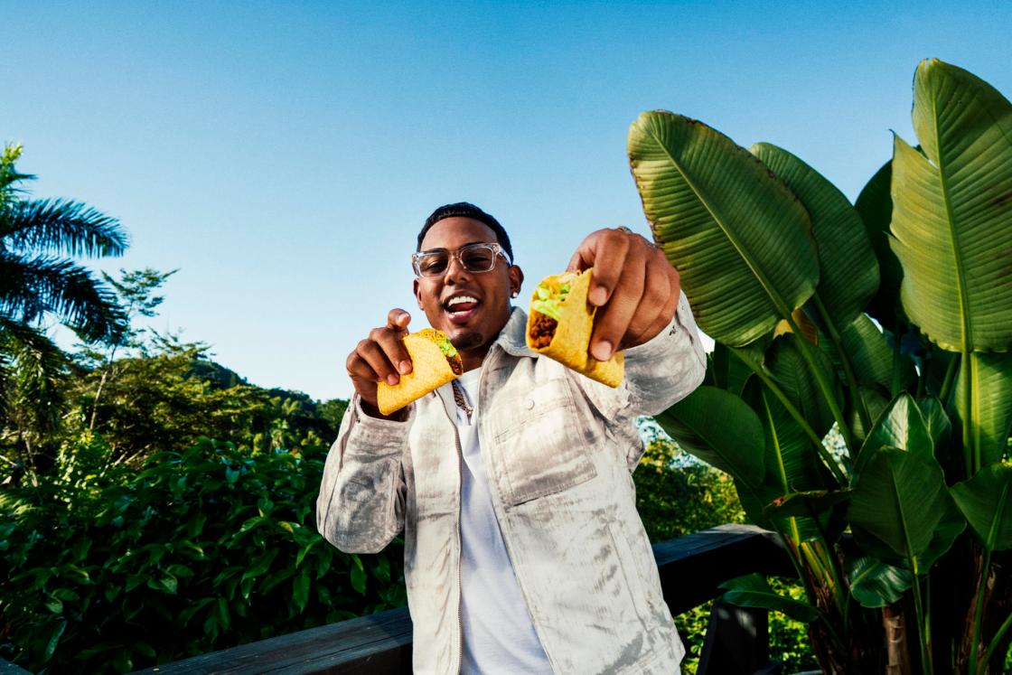 Fotografía cedida por Taco Bell que muestra al cantante Myke Towers posando. EFE/ Taco Bell /SOLO USO EDITORIAL/ NO VENTAS/ SOLO DISPONIBLE PARA ILUSTRAR LA NOTICIA QUE ACOMPAÑA (CRÉDITO OBLIGATORIO)