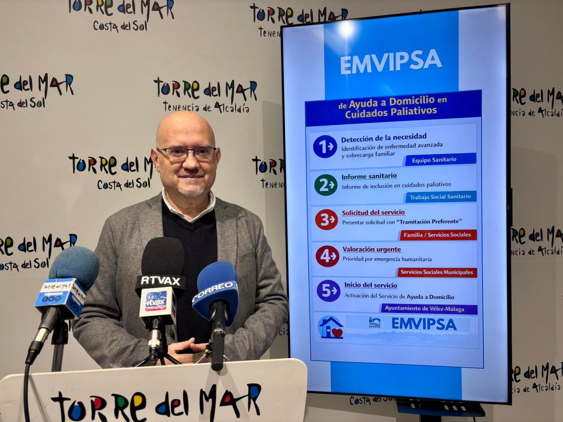 El primer teniente de alcalde y concejal delegado de la empresa municipal EMVIPSA, Jesús Pérez Atencia, en la presentación del programa de ayuda a domicilio en cuidados paliativos. EFE/Imagen facilitada por el Ayuntamiento de Vélez-Málaga