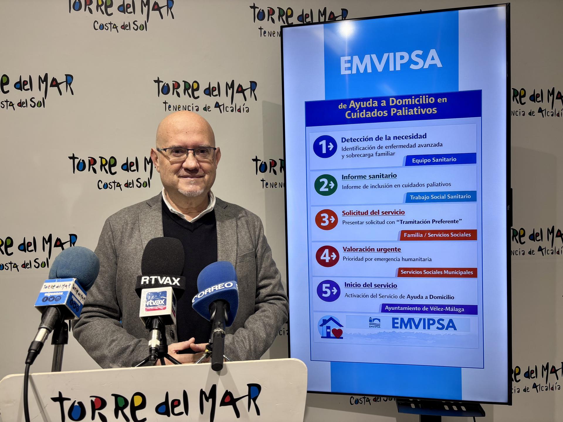 El primer teniente de alcalde y concejal delegado de la empresa municipal EMVIPSA, Jesús Pérez Atencia, en la presentación del programa de ayuda a domicilio en cuidados paliativos. EFE/Imagen facilitada por el Ayuntamiento de Vélez-Málaga