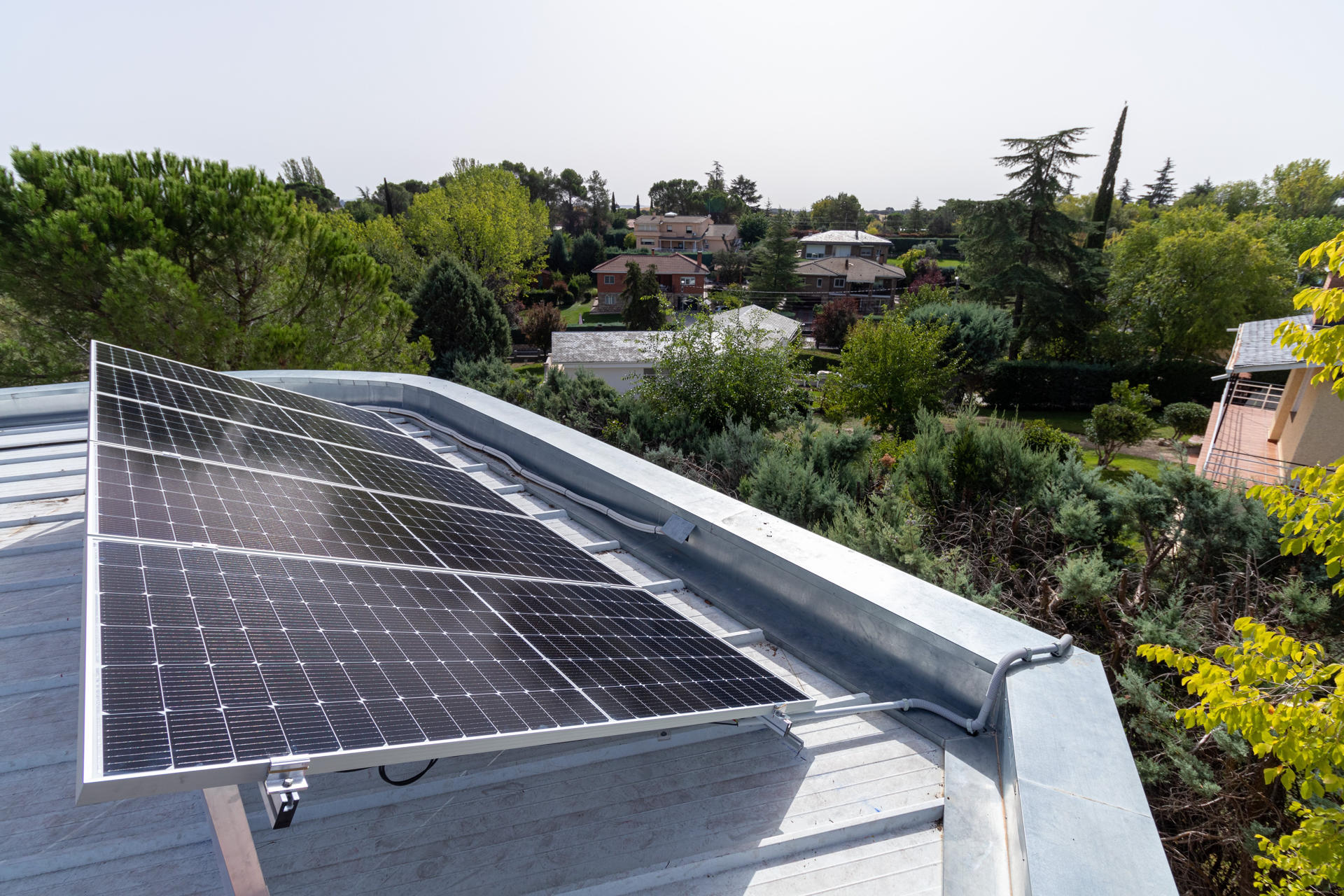 El sector industrial en México busca una transición energética con nuevas tecnologías que generan ahorros de hasta 40 % en costos y tiempos de instalación para una mayor accesibilidad a la energía solar, debido a una posible alza en insumos eléctricos. EFE/ Pablo Rojo